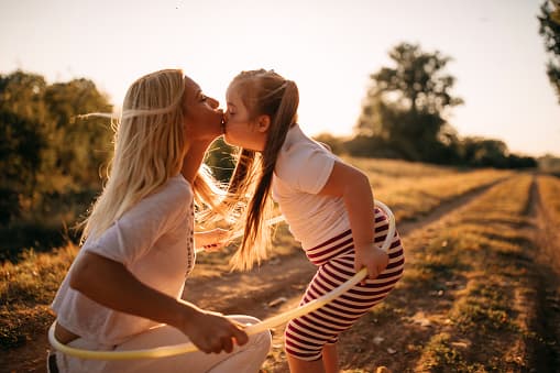 Image representing the word: daughter